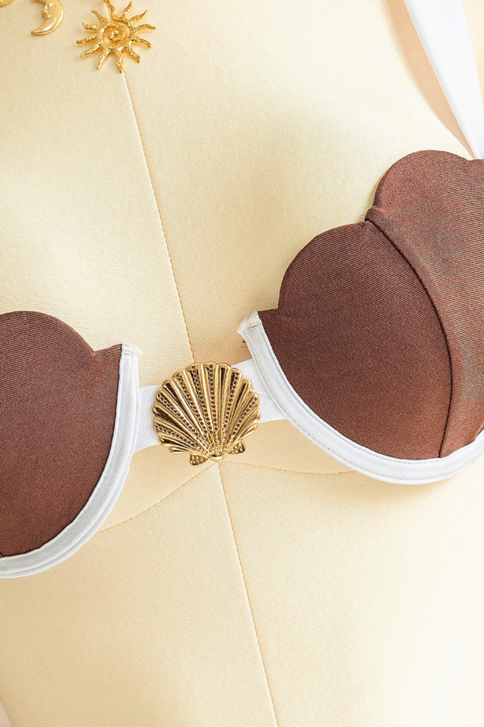 Bikini trois pièces avec détail doré